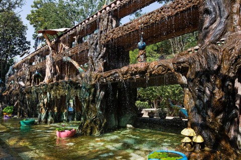 Three-storey fountain with water features