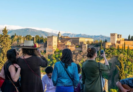 Tourists at Lookout
