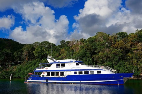 Diving boat