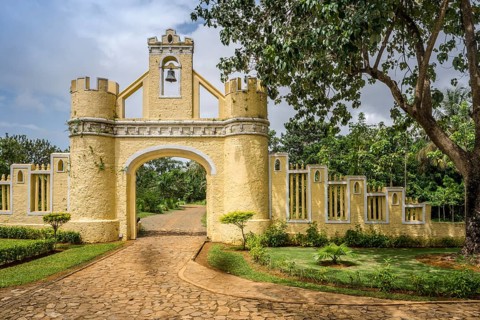 Entrance gate to the Roca Belo Monte Hotel