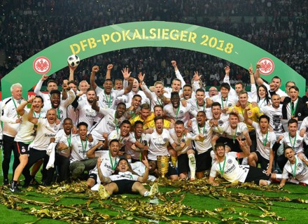 Cheering Eintracht Frankfurt after Cup victory under Winner's Arch