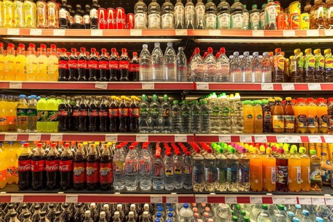 Cooling rack with beverage bottles in a motorway service area