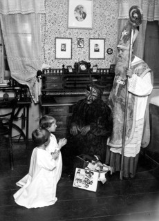 Nikolaus visits two children ca. 1930