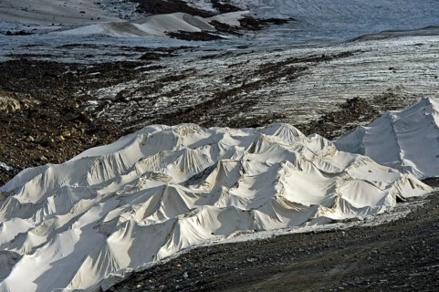 Covering of glacier ice with white plastic fleece to reduce glacier shrinkage in summer