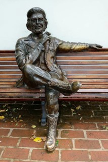 Sculpture of Ernesto Che Guevara sitting on a park bench