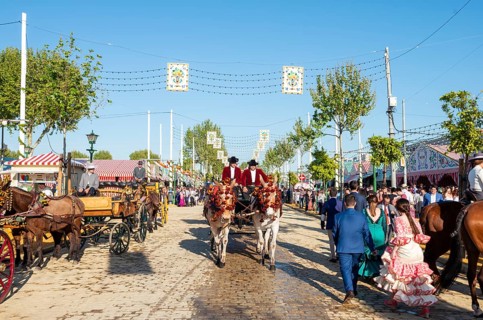Adorned horse-drawn carriage in front of Casetas