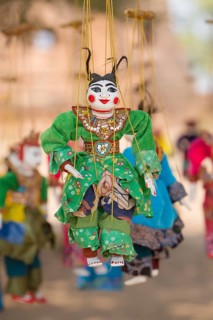 Marionetts as souvenir at Htilominlo temple