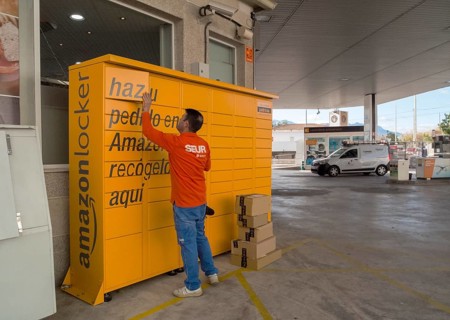 Logistics employee at Amazon Locker