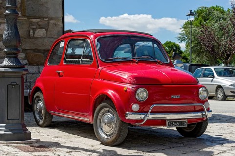 Red FIAT Nuova 500 L