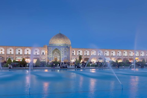 Dome of Lotfollah mosque and fountains in the pool