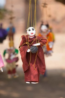 Marionetts as souvenir at Htilominlo temple