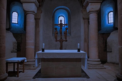 Main altar in honour of the Virgin Mary in the eastern arm of the crypt