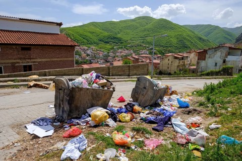 Garbage and full garbage containers on the roadside