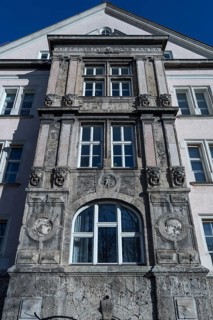 House facade around 1900 with Art Nouveau elements at the oriel