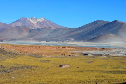 Lagune Salar de Talar mit kahlen Bergen Cerros de Incahuasi und Paso de Sica