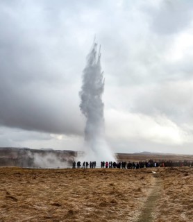People watching the eruption of Geysir Strokkur