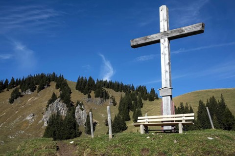 Wooden cross on the hiking trail from Hirschalpe to Spieser