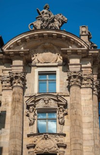 Caryatids and Kouroi at the window of Palais Lenbach
