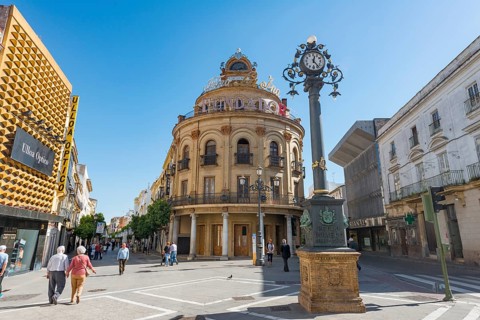 Round building El Gallo Azul with clock