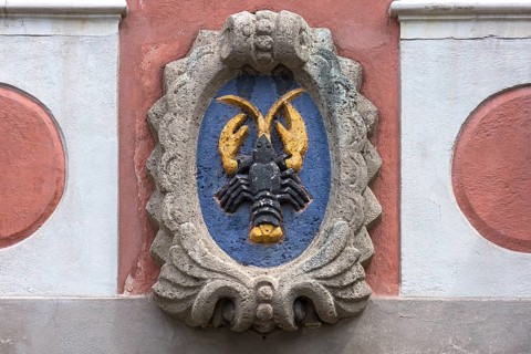 Relief crab figure at the Haus zum Krebs