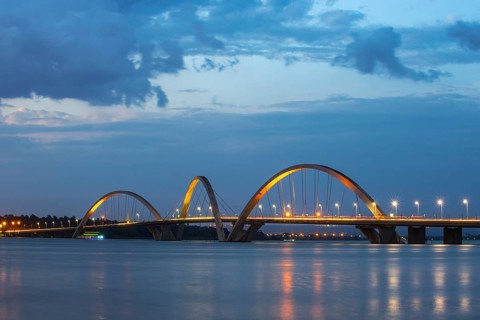 The Juscelino-Kubitschek bridge spans Lake Paranoa