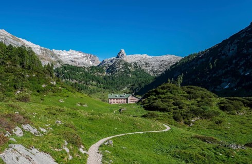 View on the Karlingerhaus from the Funtenseesattel