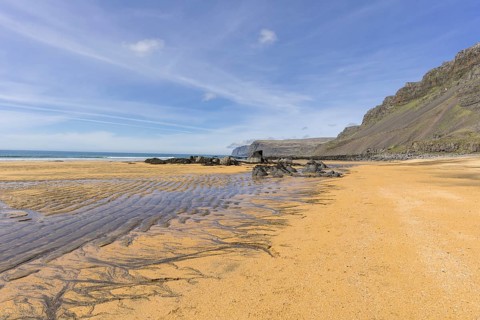 Sand structure with ripple at low tide