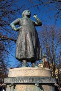 Liesl Karlstadt fountain on the Viktualienmarkt