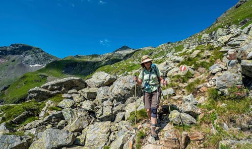 Hiker on the descent from Vetternscharte to Keinprechthutte