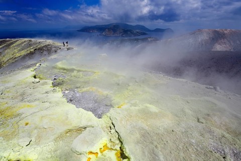 Sulfur fumaroles and chloride crusts on the crater rim
