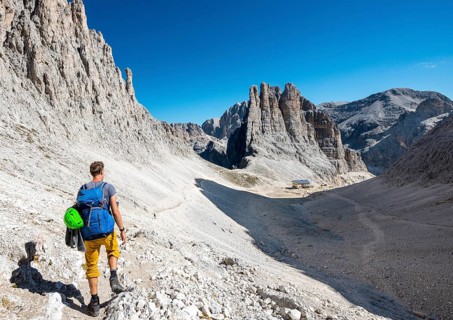 Hiker descending from the Santner via ferrata to the Gartl hut