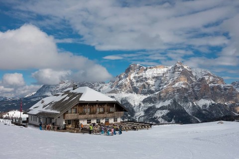 Mountain guesthouse Pralongia in the snow