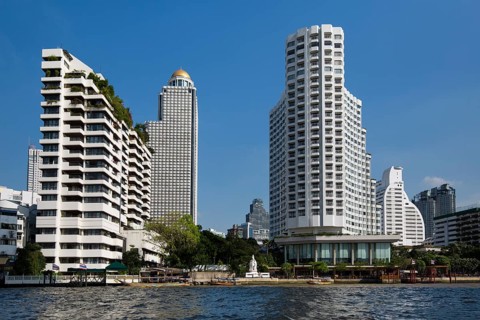 View from Mae Nam Chao Phraya to Shangri La Hotel and Lebua At State Tower