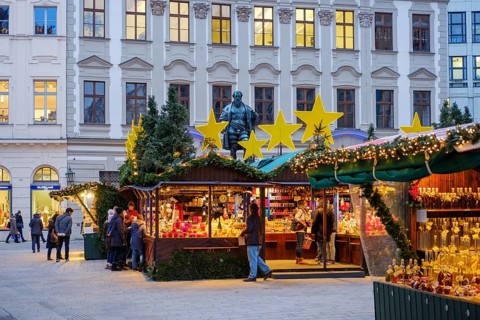 Christkindlmarkt with Fugger monument at Fuggerplatz