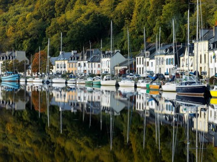 Boats on the banks of the Aulne