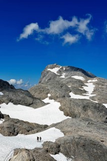 Mountaineers descending the plateau of the Ubergossene Alm