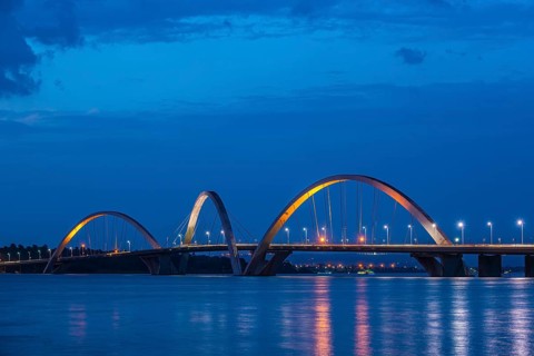 The Juscelino-Kubitschek bridge spans Lake Paranoa