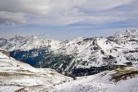 View from the Fuscher Lacke over the Seidlwinkel Valley to the Goldberg Group with snow