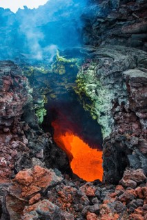 Active magma in a stream below the Tolbachik volcano
