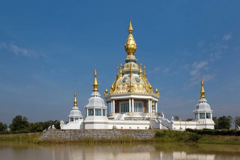 Pond in front of Maha Rattana Chedi of Wat Thung Setthi