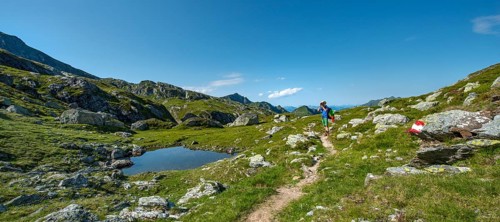 Hiker stehr at a small lake and photographed