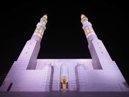 Night view of the Mohammed Al Ameen Mosque with minaret