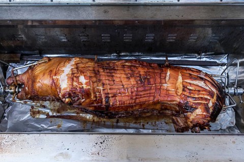 Ready-roasted suckling pig on the grill