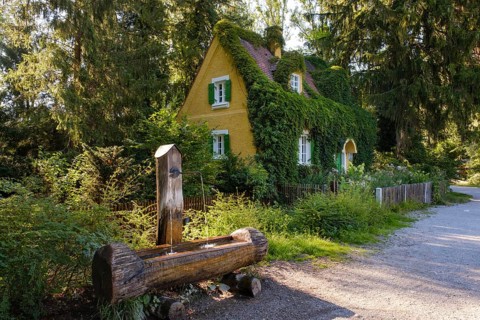 Bertschbrunnen and former lock keeper's house in Isarauen