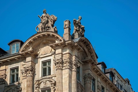 Female figures at the Palais Lenbach