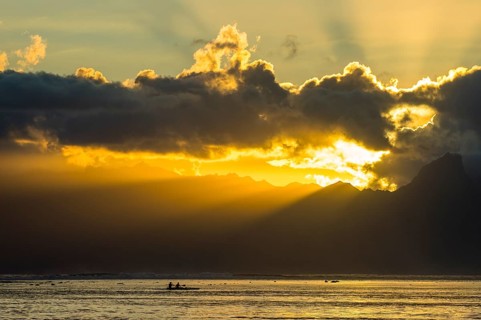 Silhouette of kaykaers