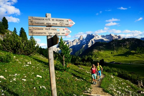Hikers on the ascent from the Prato Piazza to the summit of the Durrenstein