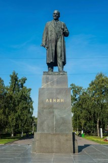 Lenin statue in the center of Vologda