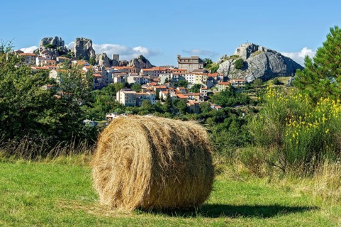 View of mountain village Pietrabbondante on rock Morg Caraceni