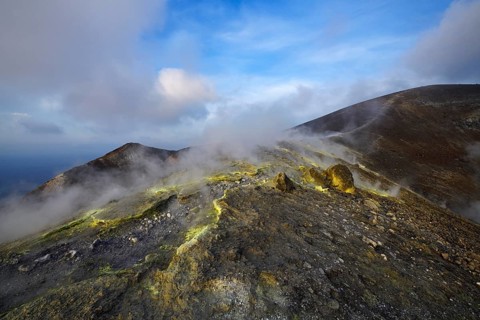Sulfur fumaroles and chloride crusts on the crater rim